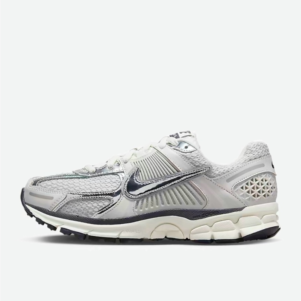 Nike Vomero 5 silver NWT
